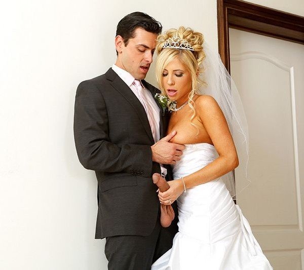 Жених с невестой трахается не снимая свадебное платье