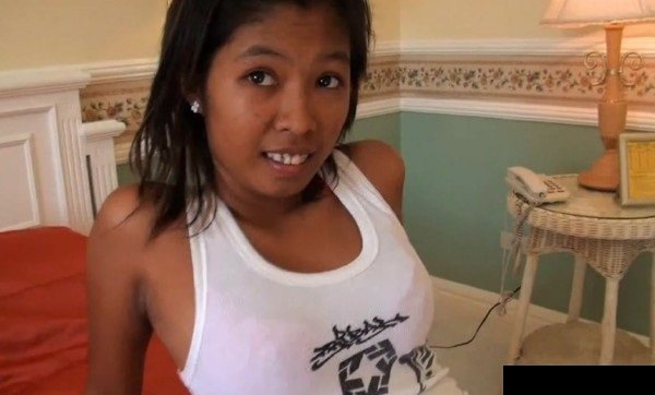 Молодая тайская девушка занимается сексом за деньги