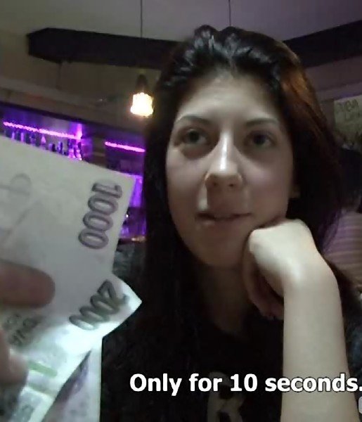 Официантка занялась сексом с клиентом за деньги