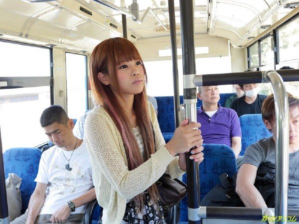 Молодую японочку трахнули в автобусе