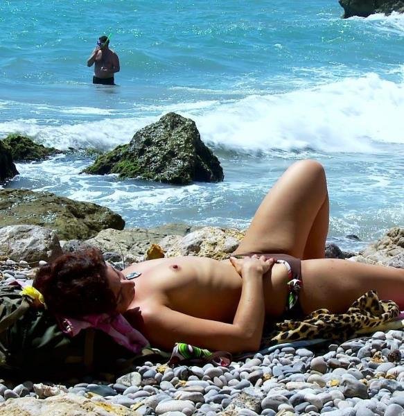 Секс на пляже с незнакомкой