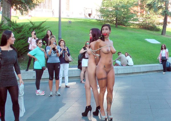 Связанные голые девушки на улице