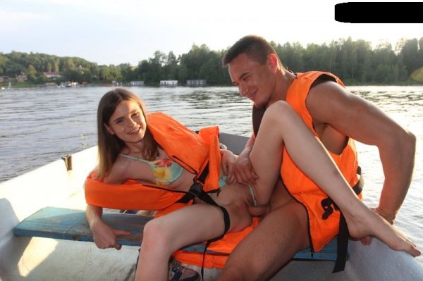 Секс с молодой девушкой в лодке посреди реки