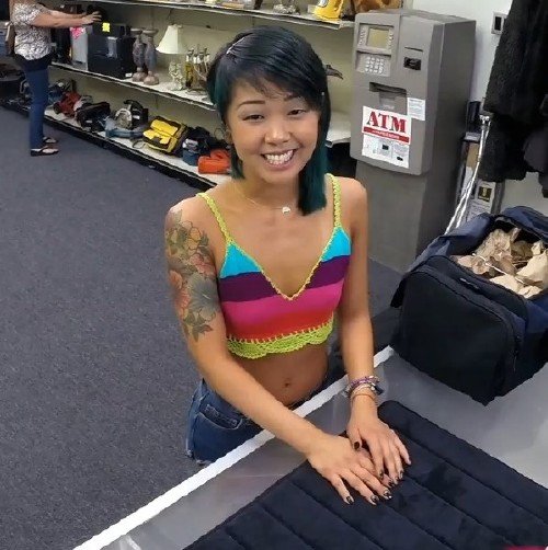 Молодая азиатка предлагает массаж