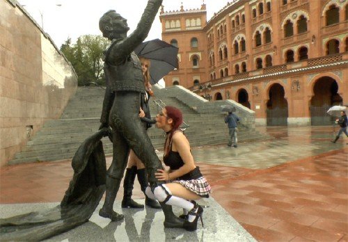 Девушку заставляют сосать член статуе