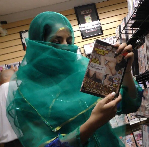Мусульманка впервые в секс шопе
