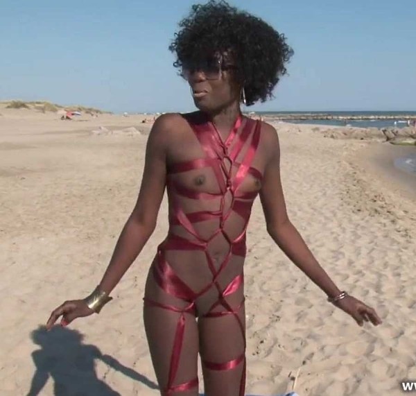 Секс с чернокожей девушкой на нудистском пляже