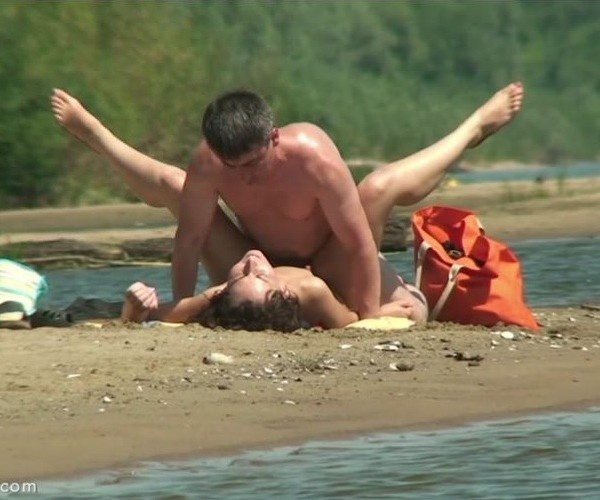 Мужик трахает девчонку на пляже