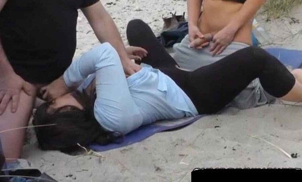 Жену трахают на пляже перед мужем