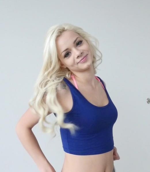 Секс от первого лица с миниатюрной блондинкой Elsa Jean