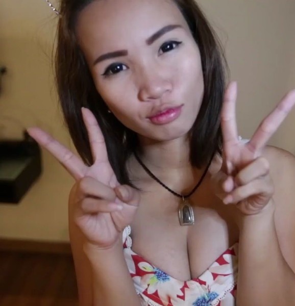 Красивая тайская девушка с большой грудью