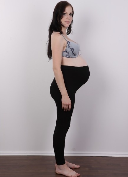 Молодая беременная девушка на кастинге