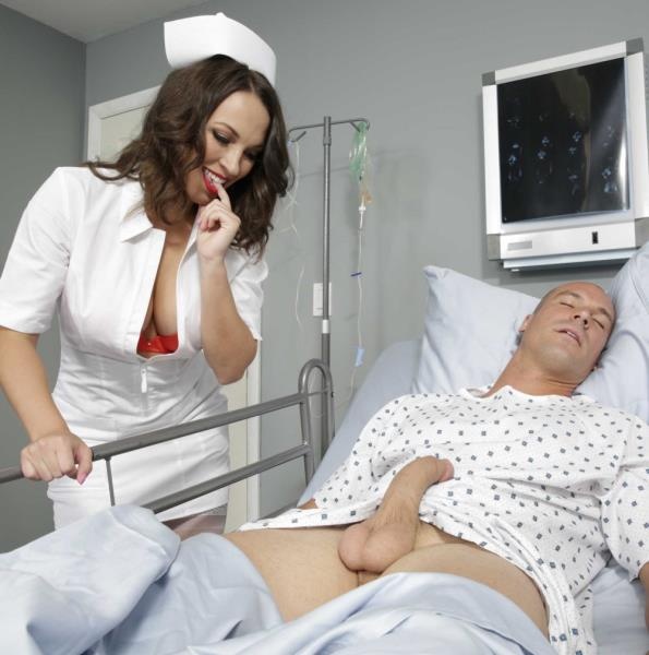 Медсестра трогает член спящего пациента