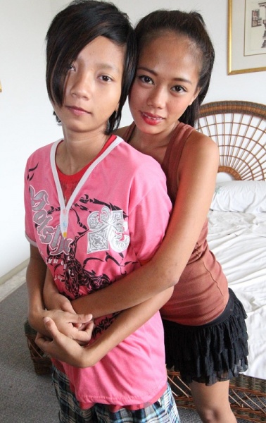 Турист трахнул двух молодых тайских девчонок