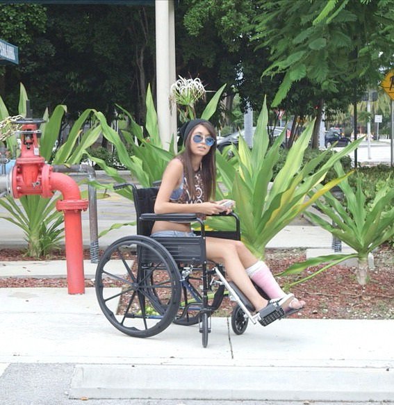 Секс с молодой девушкой в инвалидной коляске