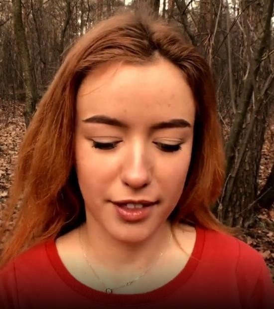 Рыжая девчонка делает минет в лесу