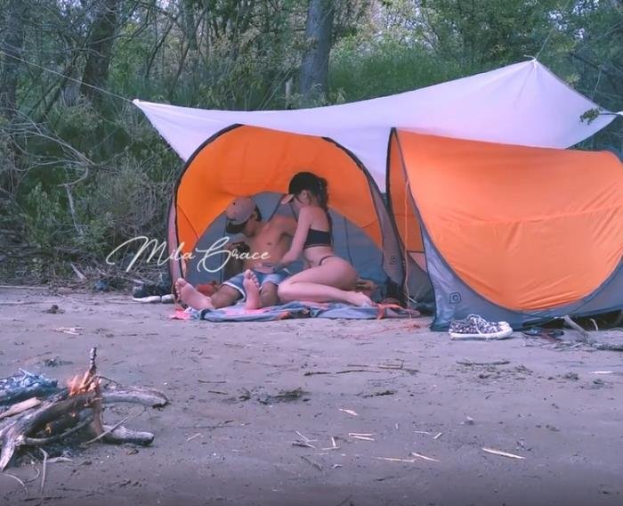 Секс в палатке с молодой девчонкой