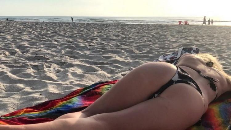 Секс на пляже где ходят люди
