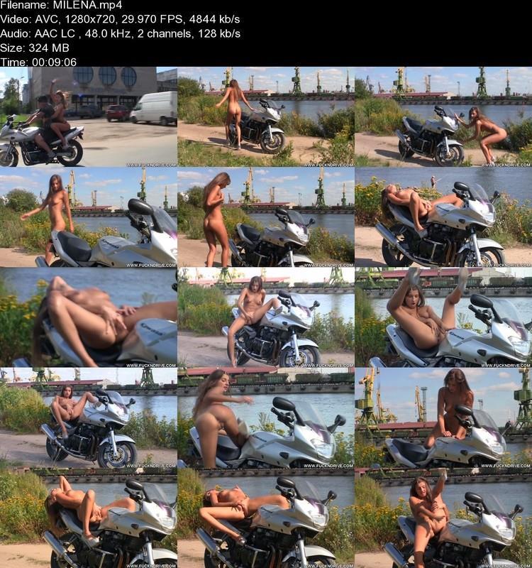 Голая девушка на мотоцикле