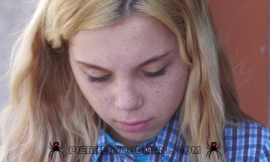 Рыжая молодая девчонка Virginy Lovely на порно кастинге Вудмана