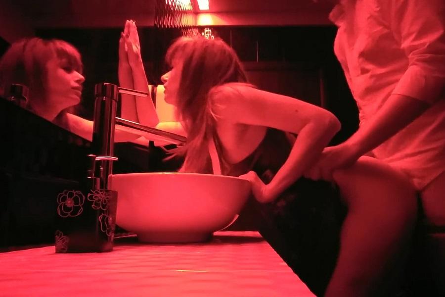 Секс на скрытую камеру в уборной ночного клуба