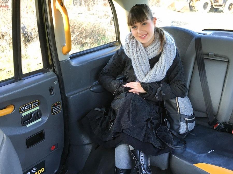 Молодую студентку Luna Rival трахает таксист