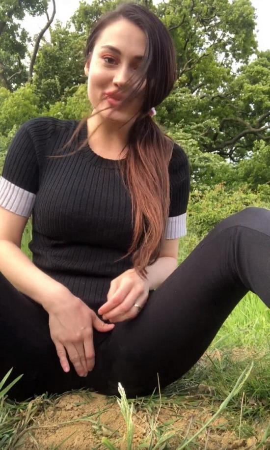 Спортивная девушка мастурбирует в парке на телефон