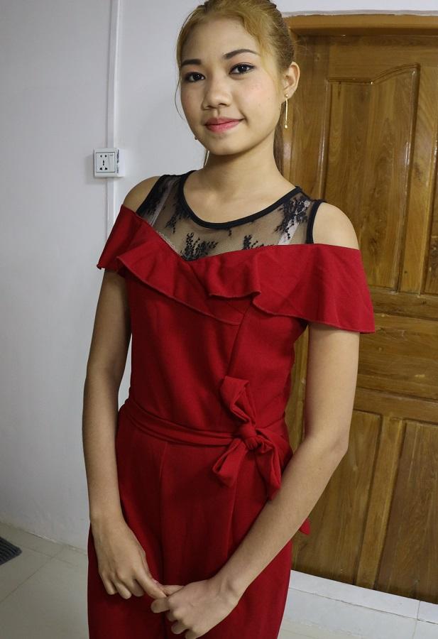 Молодая тайка в красном платье