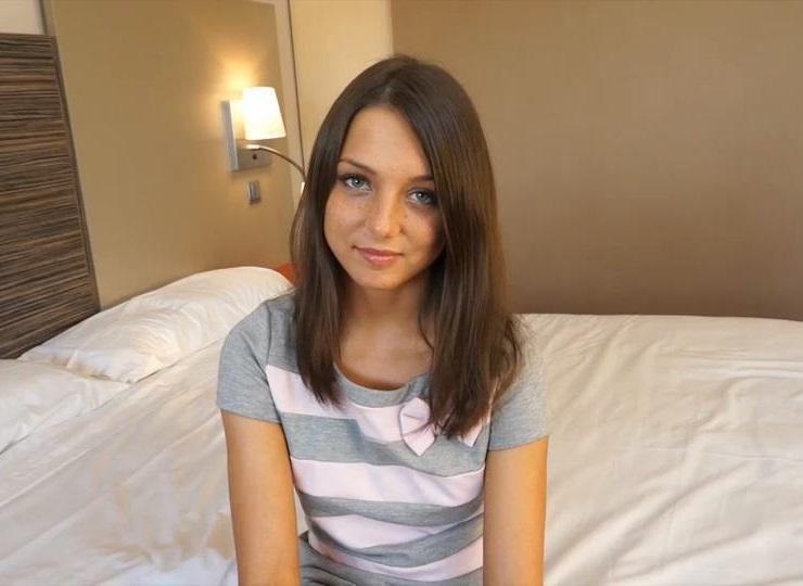 Молодая студентка проходит кастинг в отеле