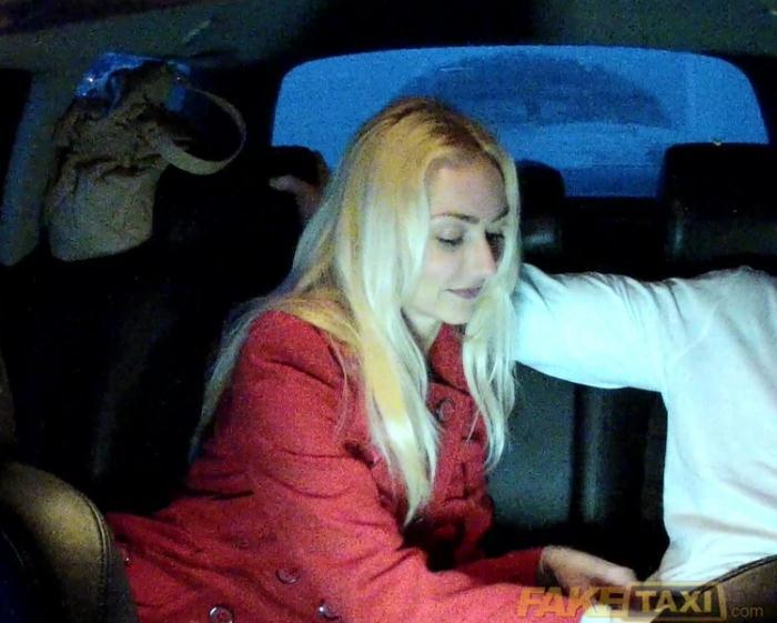 Блондинка занялась сексом в такси на заднем сидении