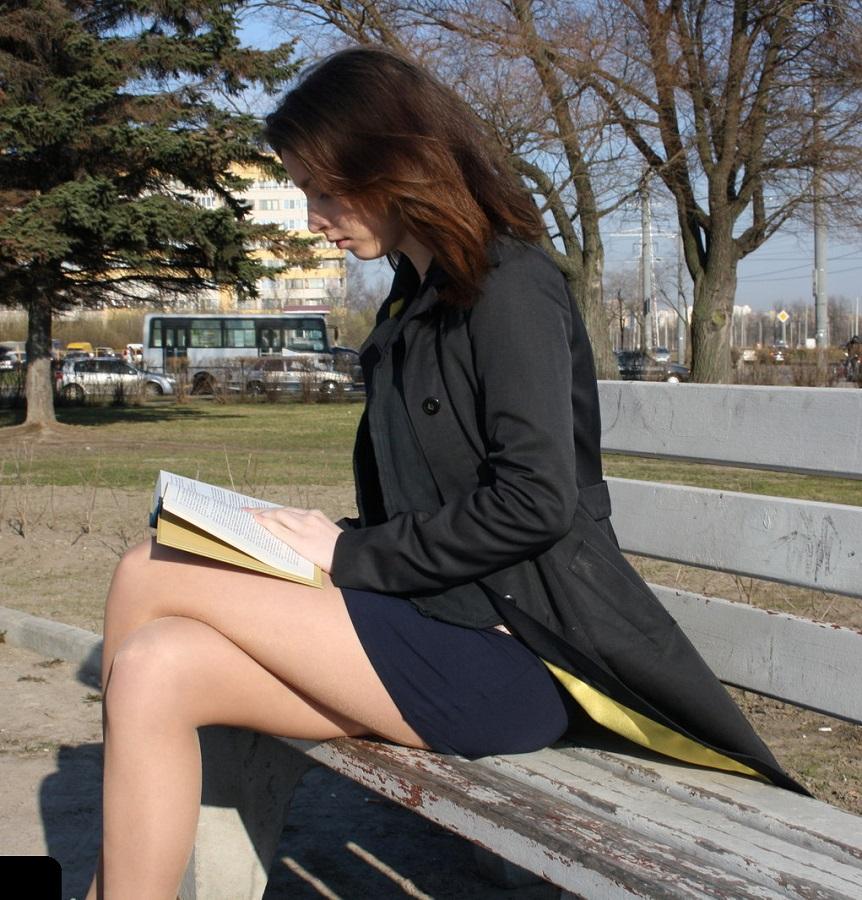 Красивая девушка читает книгу в одиночестве