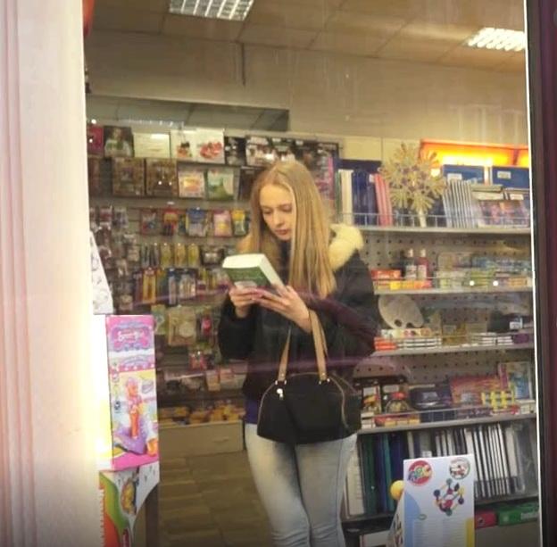 Познакомился с молодой девушке в книжном магазине