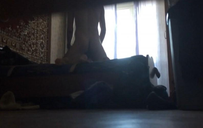 Снимает секс на скрытую камеру из под кровати