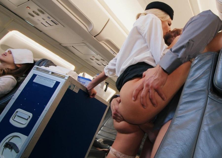 Секс со стюардессой в самолете