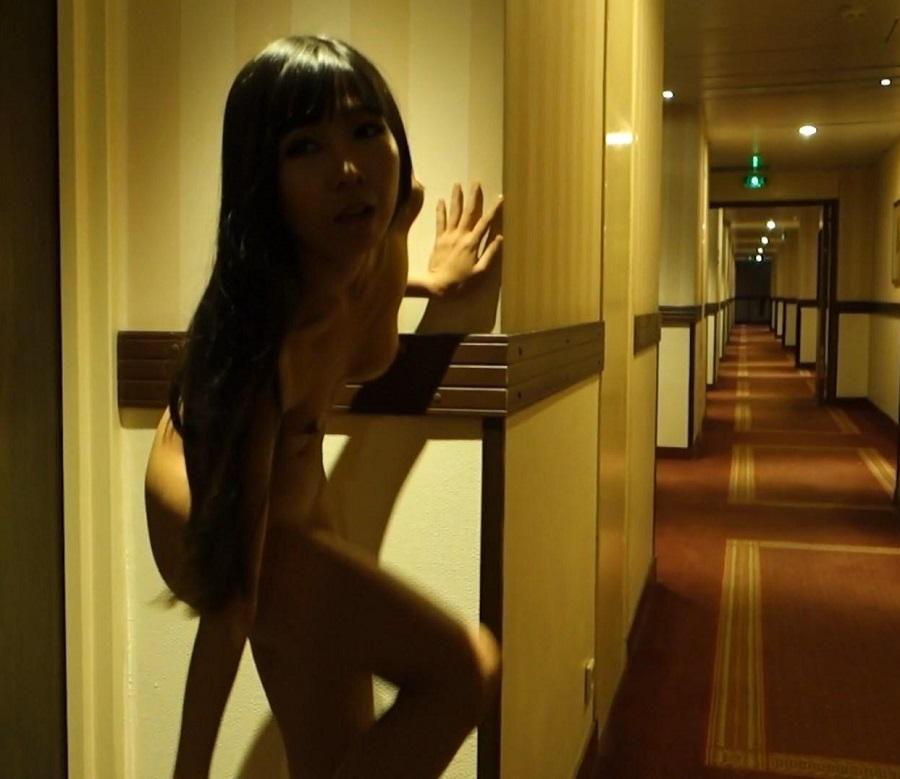 Молодая заиатка мастурбирует в холе отеля