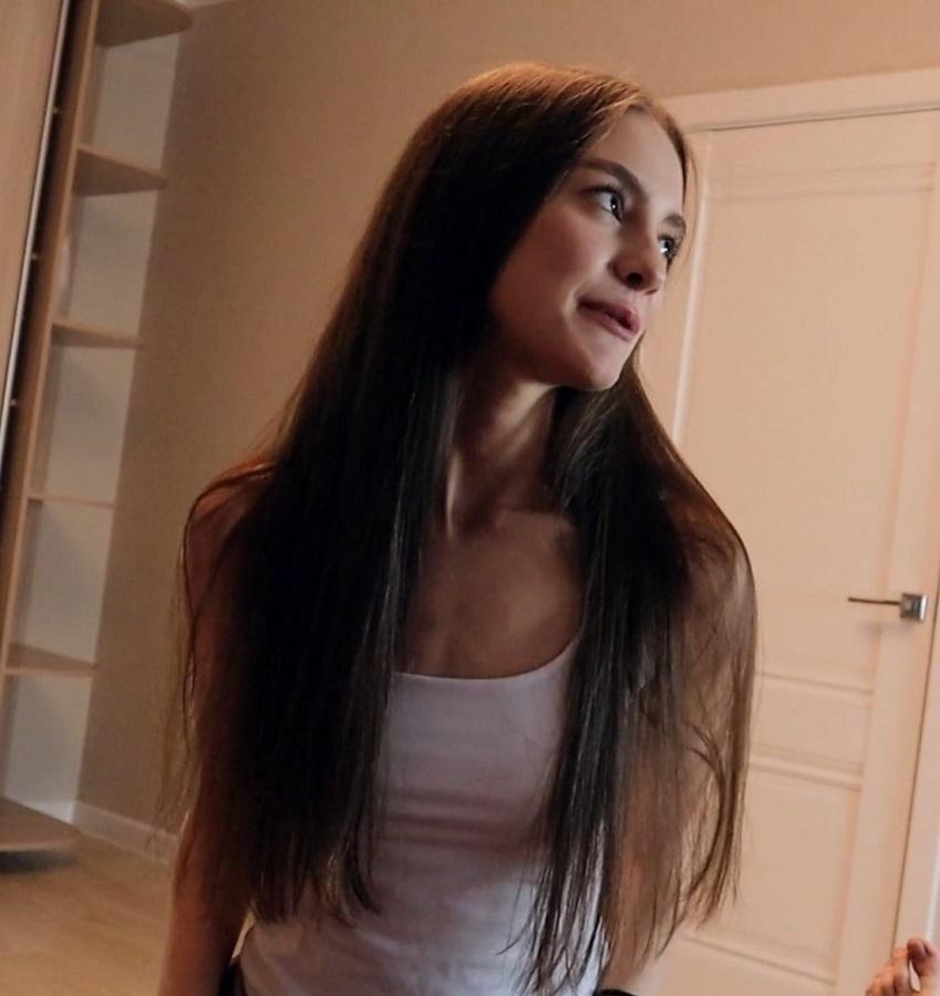 Красивая девушка с длинными волосами