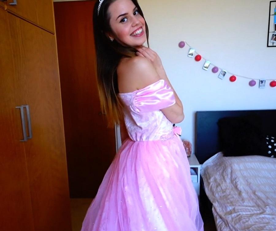 Секс с молодой принцессой в розовом платье