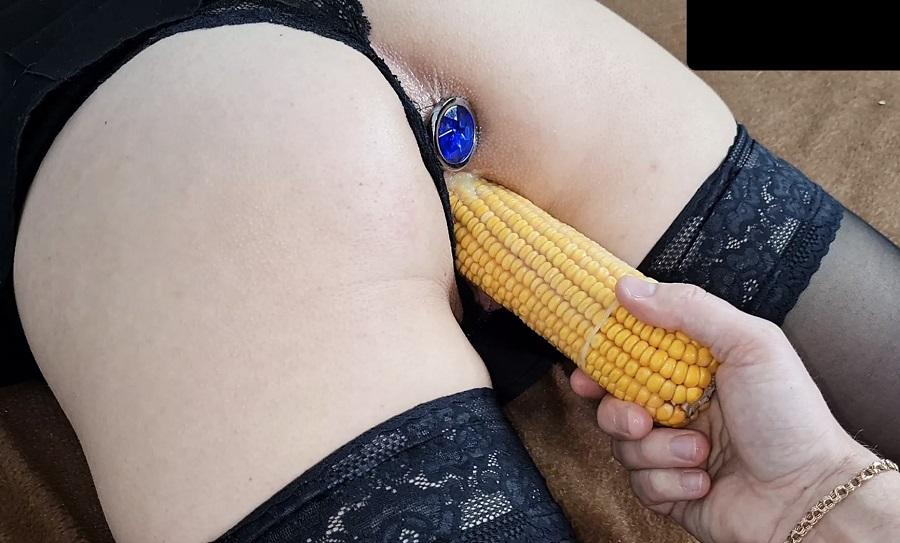 Трахает жену кукурузой
