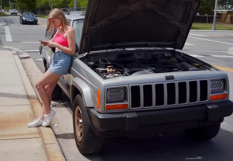 Молодая девушка хочет исправить авто