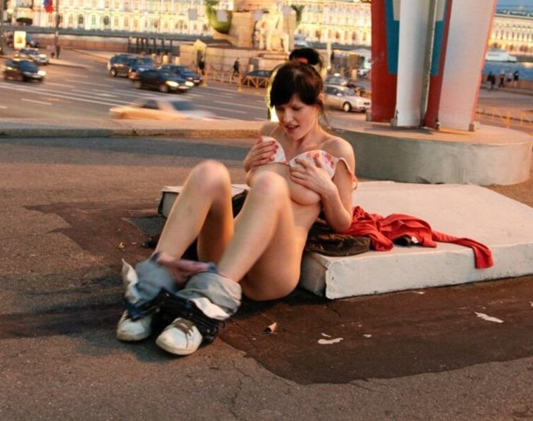 Голая девушка мастурбирует на площаде в Санкт-Петербурге