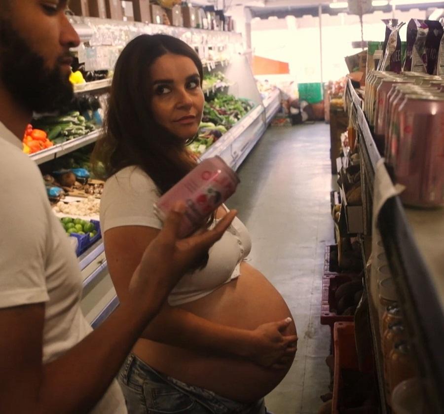 Беременная женщина изменила в магазине с незнакомцем