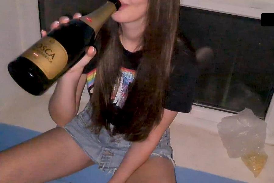 Пьяная девушка сделала минет за бутылку шампанского