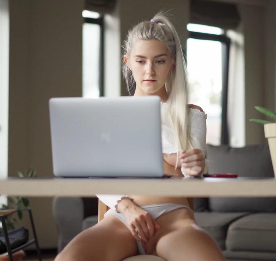 Eva Elfie занимается сексом во время онлайн учебы