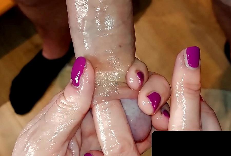 Женщина делает массаж головки полового члена