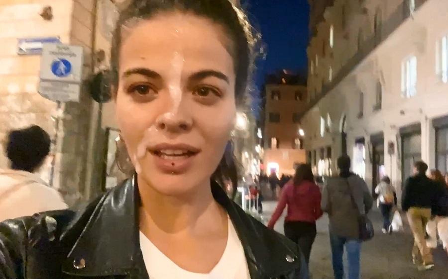 Девушка со спермой на лице гуляет по Риму