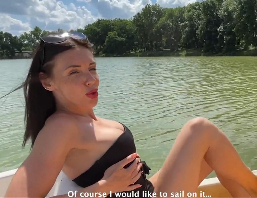 Покатались на катамаране и занялись публичным сексом на озере