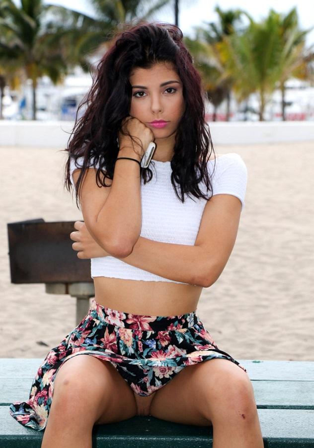 Пикап молодой латино девушки на пляже