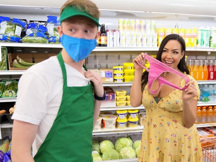 Женщина соблазняет молодого работника в супермаркете