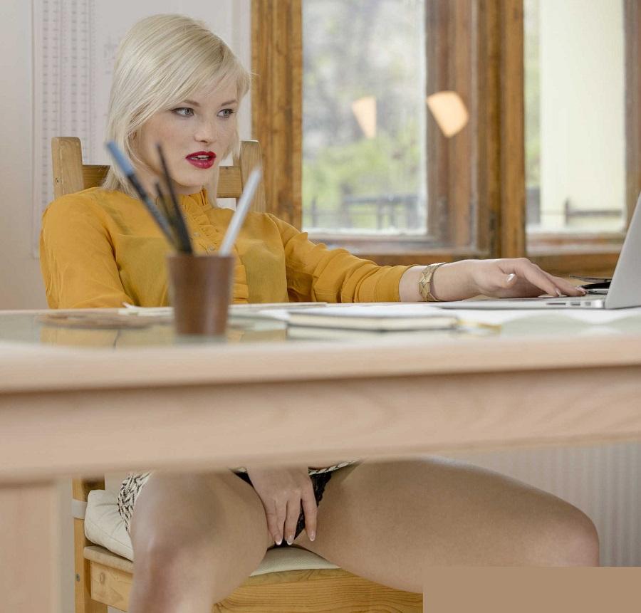 Красивая секретарша занялась сексом с компьютерщиком