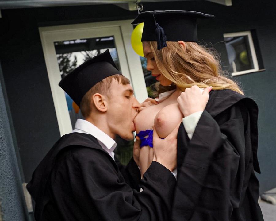 Секс со студенткой на выпускном